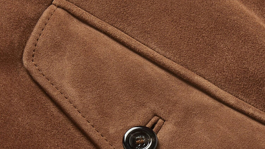 Une main de cuir dans un gant de velours